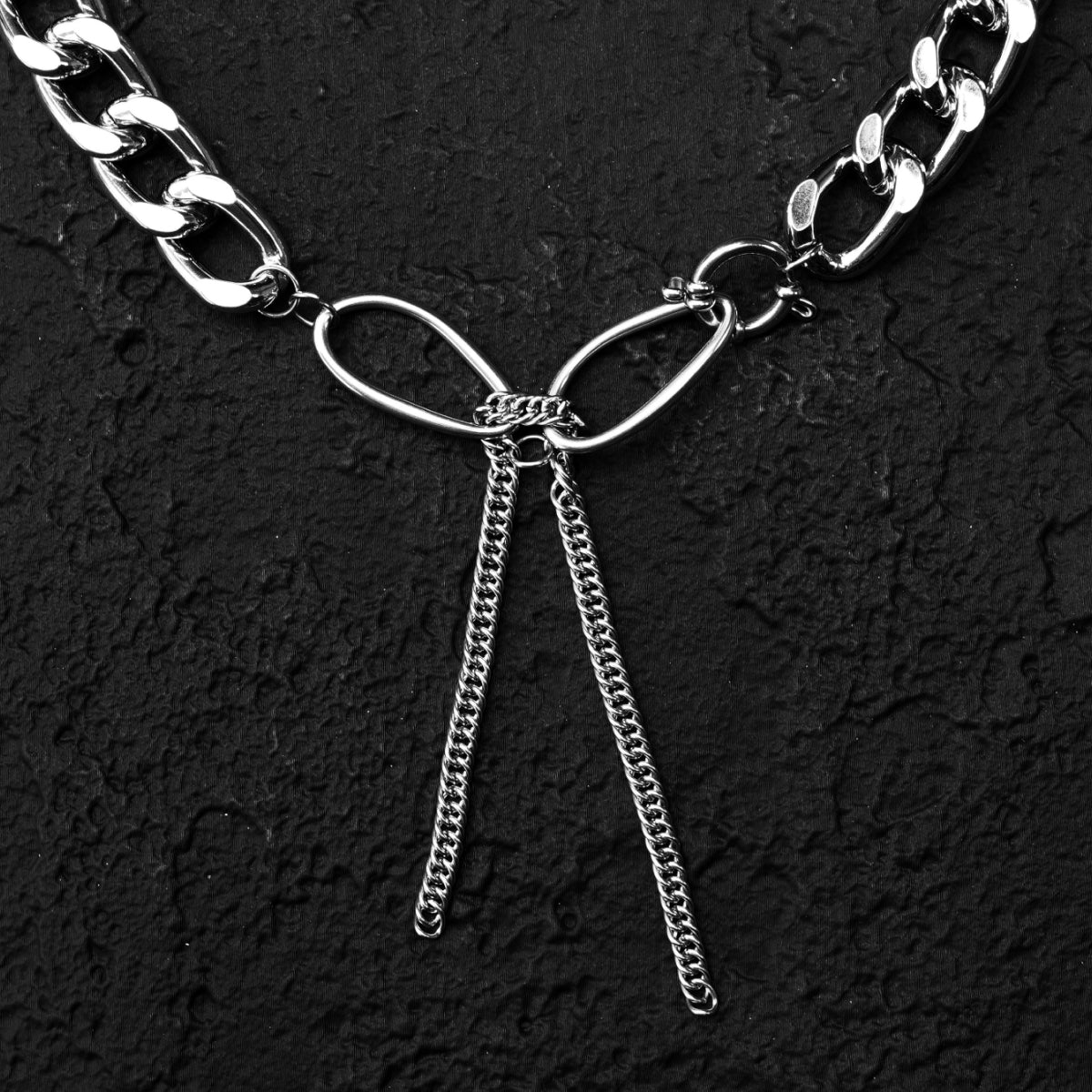 Collier avec nœud en argent